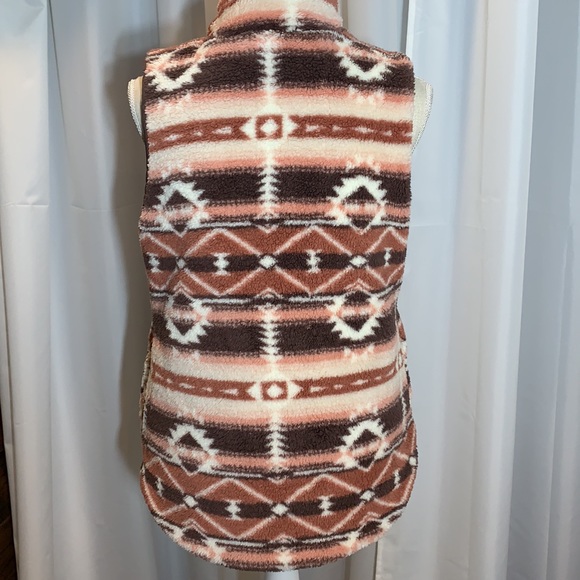 NEW Maurices Reversible Sherpa/Quilted Vest - Picture 9 of 12